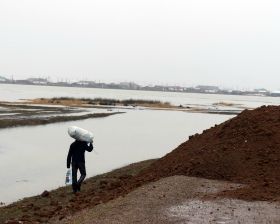 Остров на целине: жители поселка в Акмолинской области из-за паводков оказались отрезанными от мира