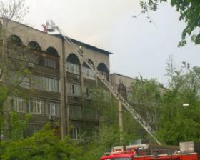 В Алматы произошло возгорание кровли жилого дома