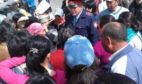 Торговцы алматинской барахолки протестуют против закрытия рынков