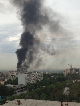 В Алматы в центре города взорвался бензовоз