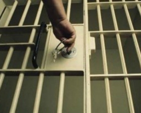 Задержан регрессник, кинувший бутылку с зажигательной смесью в здании департамента АО «АрселорМиттал Темиртау»