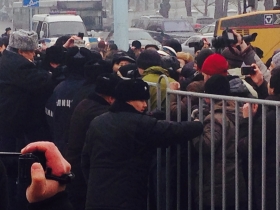 Митингующие попытались прорваться к памятнику Абая в Алматы
