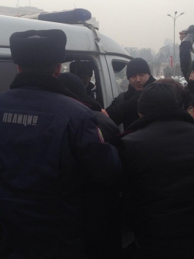 Полиция блокировала шествие протестующих к акимату города, идут задержания