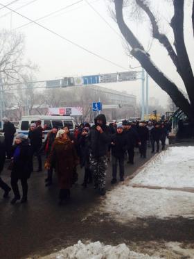 На площади Республики остаются всего несколько протестующих и полицейских, обстановка спокойная