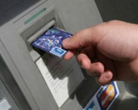 В марте оборот по снятию наличных с платежных карт превзошел официальный фонд заработной платы — исследование
