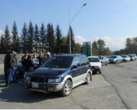 В Риддере автомобилисты перекрыли дорогу, выступая против дефицита бензина на заправках