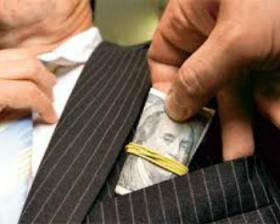 Более 40% опрошенных казахстанцев считают, что в стране широко распространена коррупция