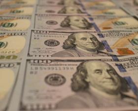Средневзвешенный курс тенге снизился до 183,55