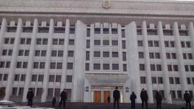 Неизвестный пронес взрывчатку в акимат Алматы и требует прямого эфира на республиканских СМИ