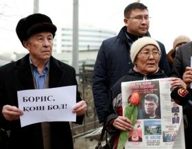 В Алматы активисты почтили память Бориса Немцова у стен российского консульства